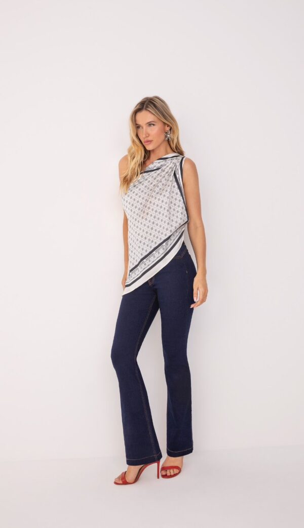 Calça Boot Cut em Jeans Escuro