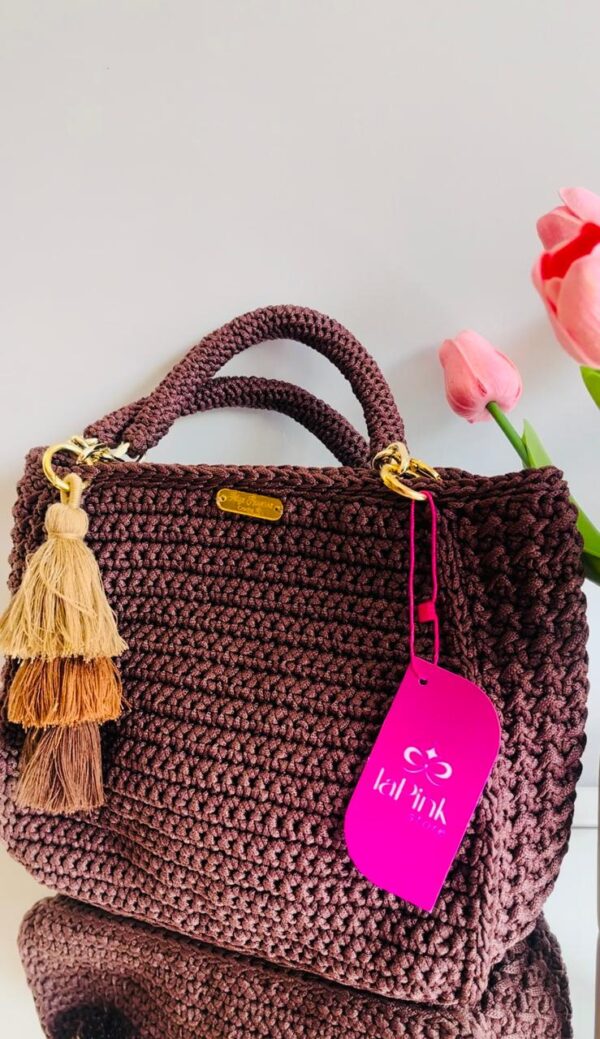 Bolsa premium crochê marrom detalhe pompom